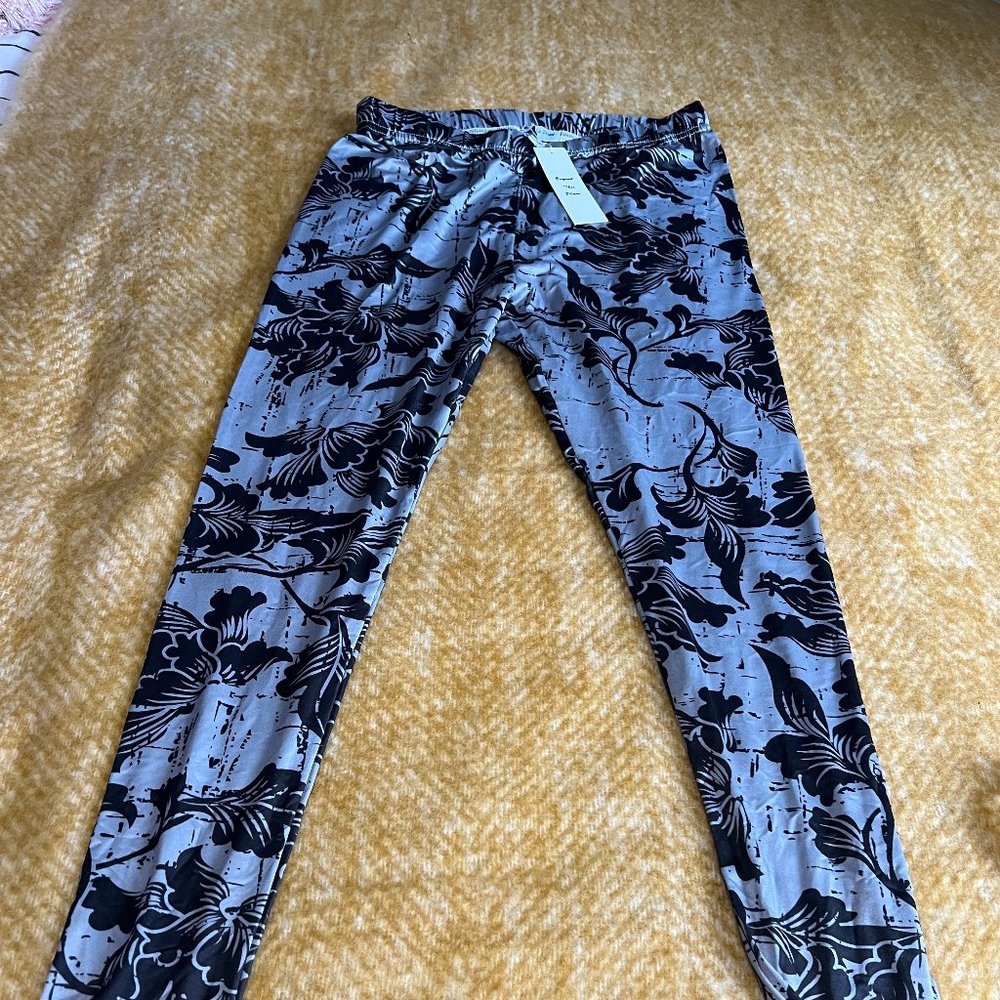 BNWT Grey and Black floral leggings, size L/XL